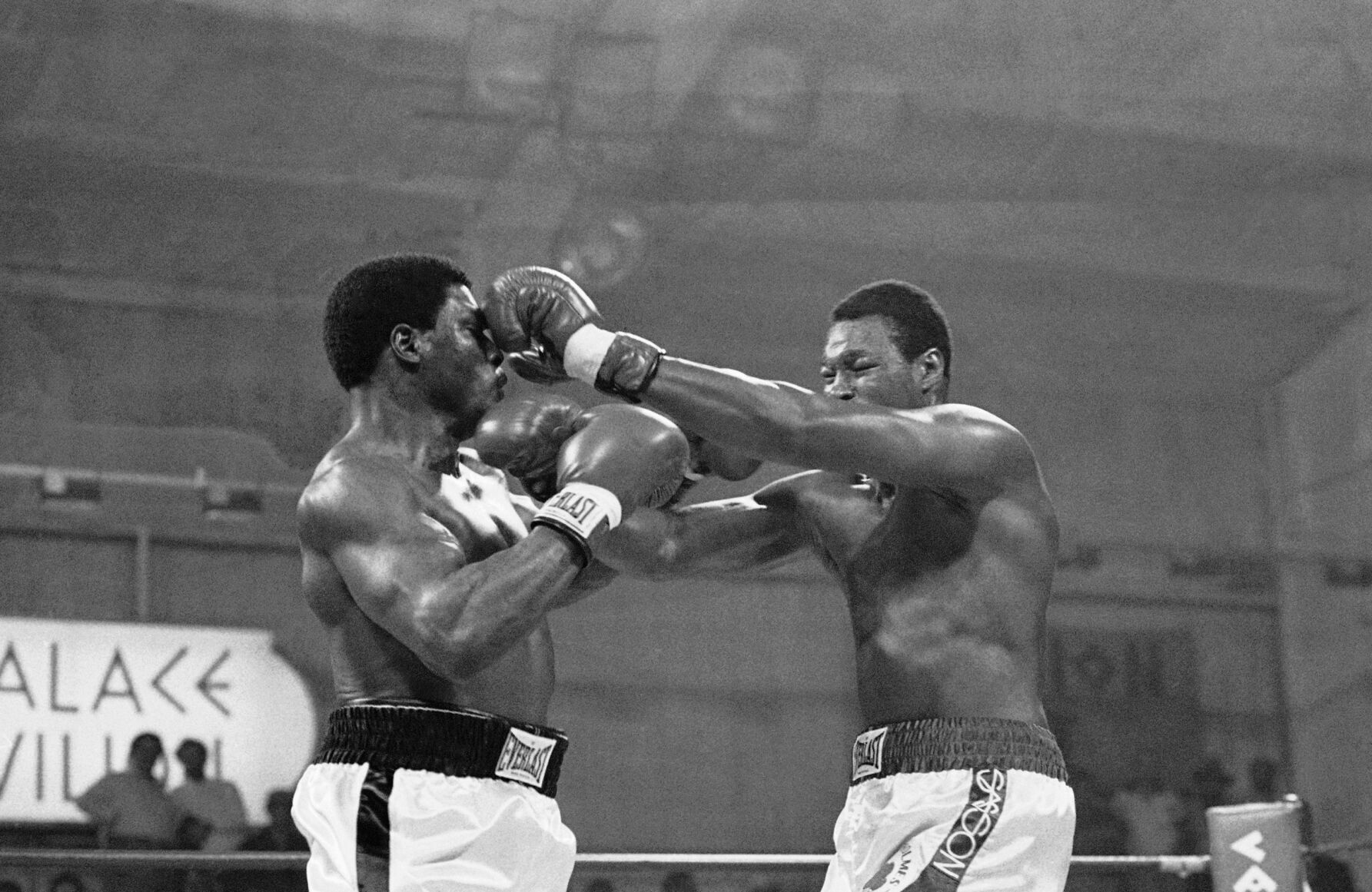 1981: Boxer Larry Holmes retains world heavyweight title